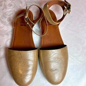 Fitflop Cova Gold Women’s Closed Toe Espadrille Style Sandal Size US 10